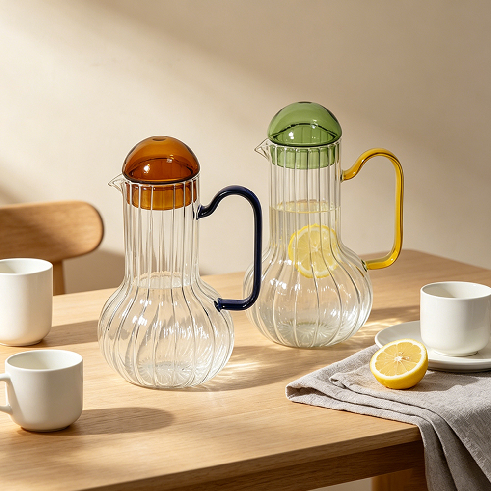 Krug aus geripptem Borosilikatglas mit farblich kontrastierendem Griff und Kugeldeckel