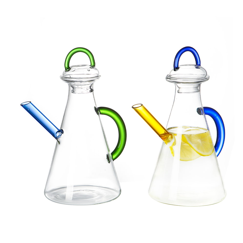 Konischer Wasserkrug aus Borosilikatglas mit Schlaufengriff und farbigem Ausguss