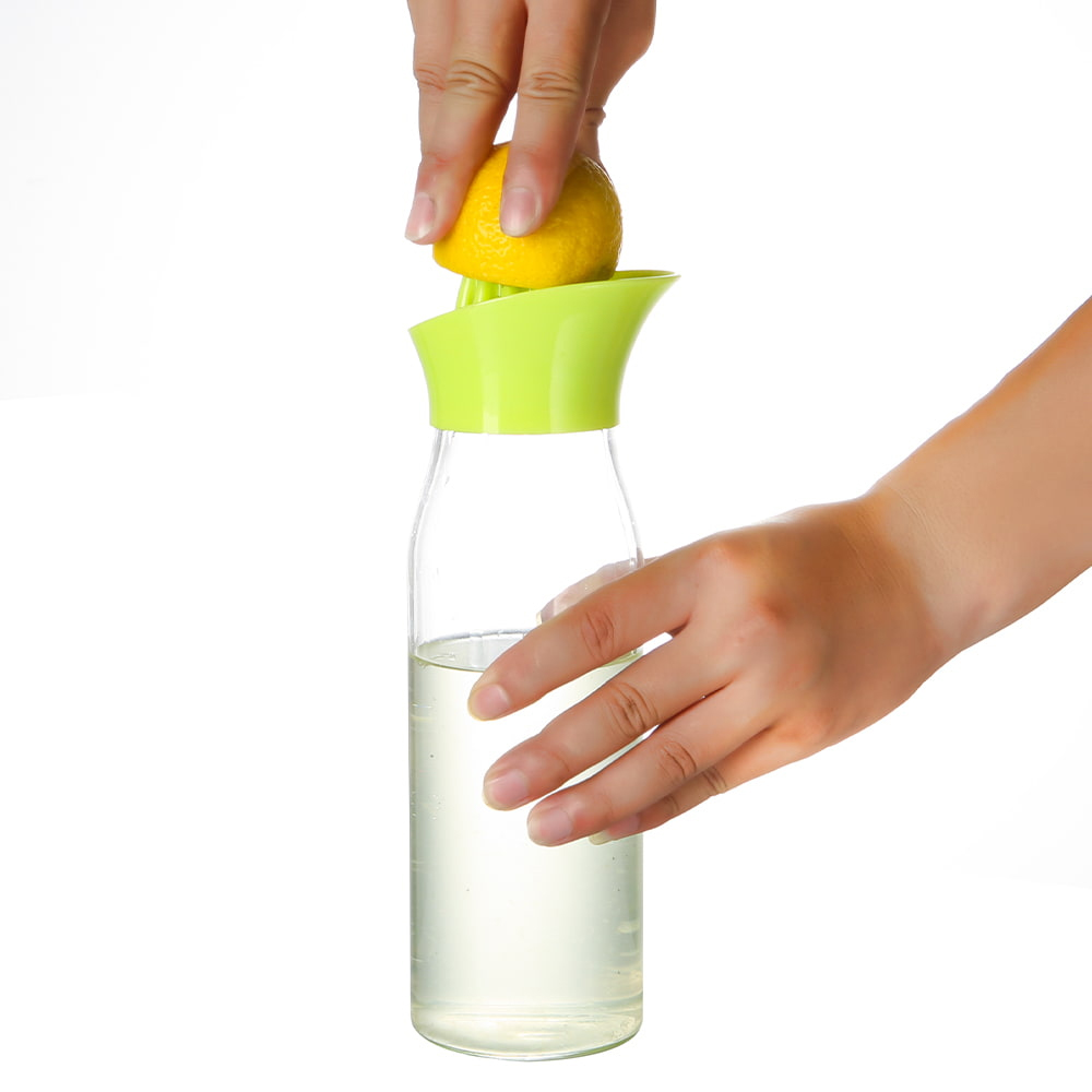 Wasserflasche aus Borosilikatglas mit Zitruspresse, grünem Deckel