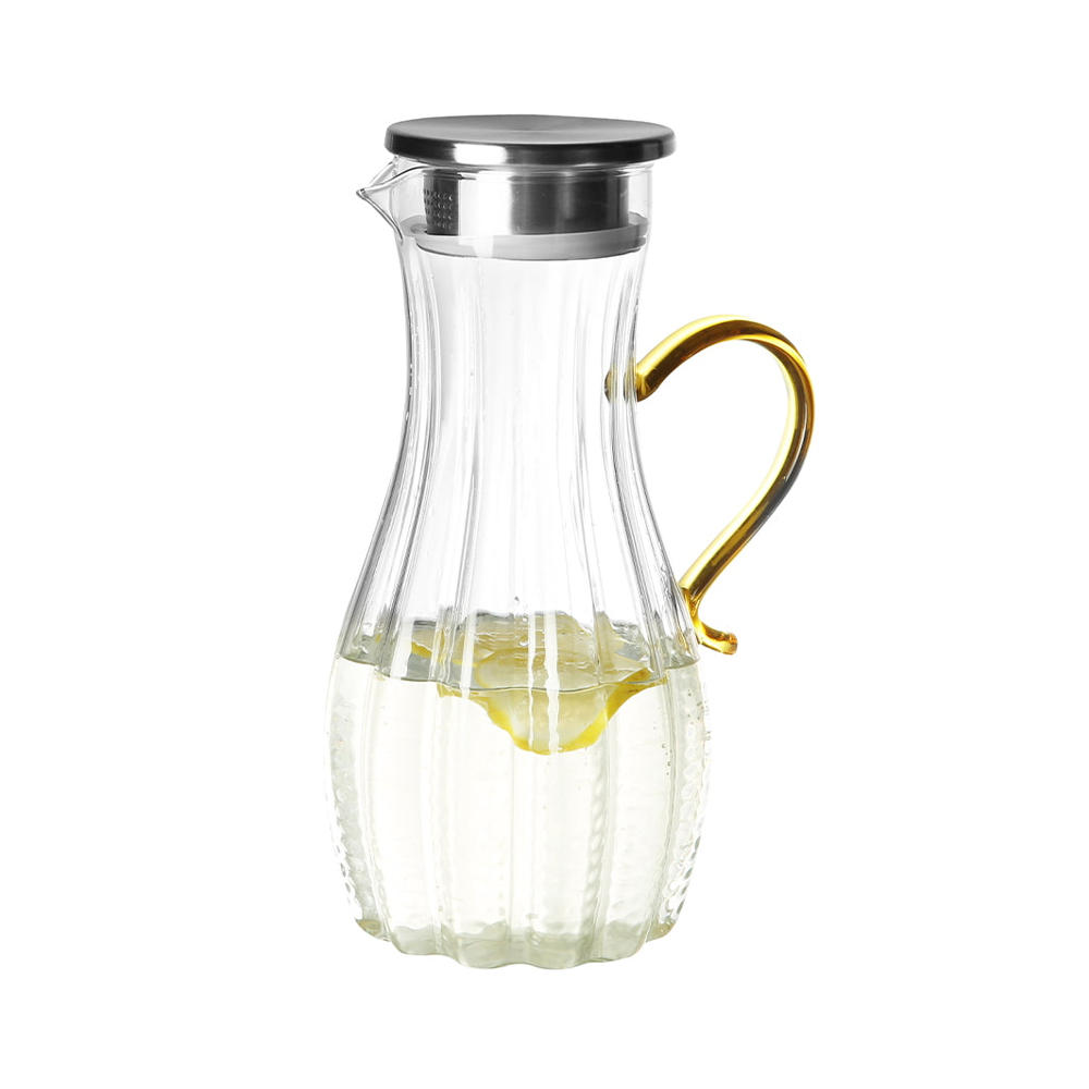 Wasserkrug aus geripptem Glas mit goldenem Griff und Edelstahldeckel