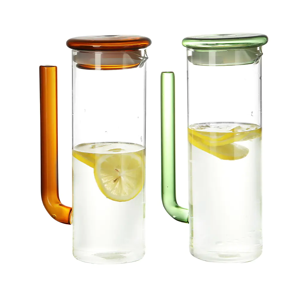 Wasserkrüge aus Borosilikatglas mit Griffen und Deckeln aus farbigem Glas