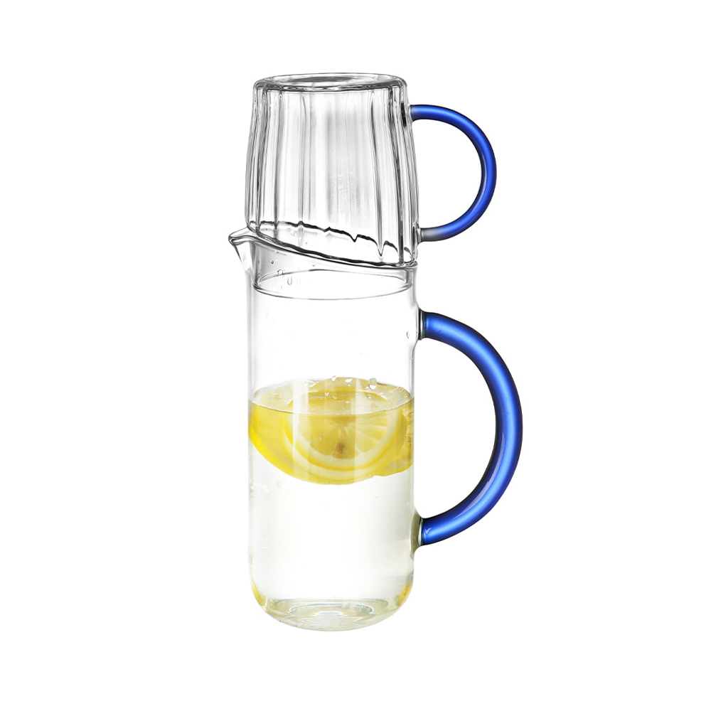 Wasserkrug aus Borosilikatglas mit abnehmbarem Becherdeckel und blauem Griff