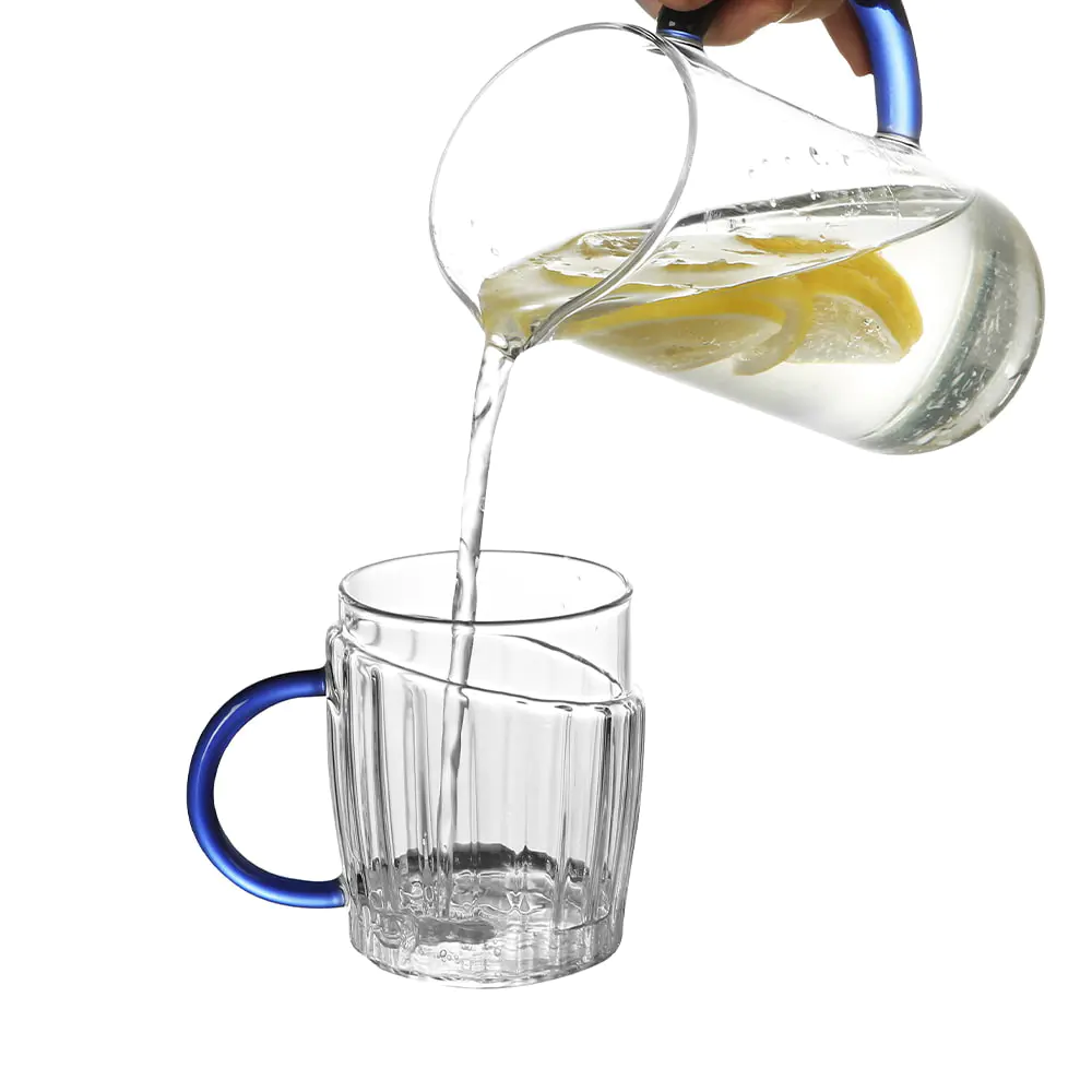 Wasserkrug aus Borosilikatglas mit abnehmbarem Becherdeckel und blauem Griff