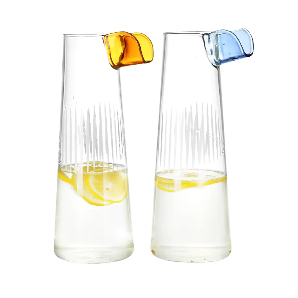 Wasserkrug aus Borosilikatglas mit farbigem Auslauf